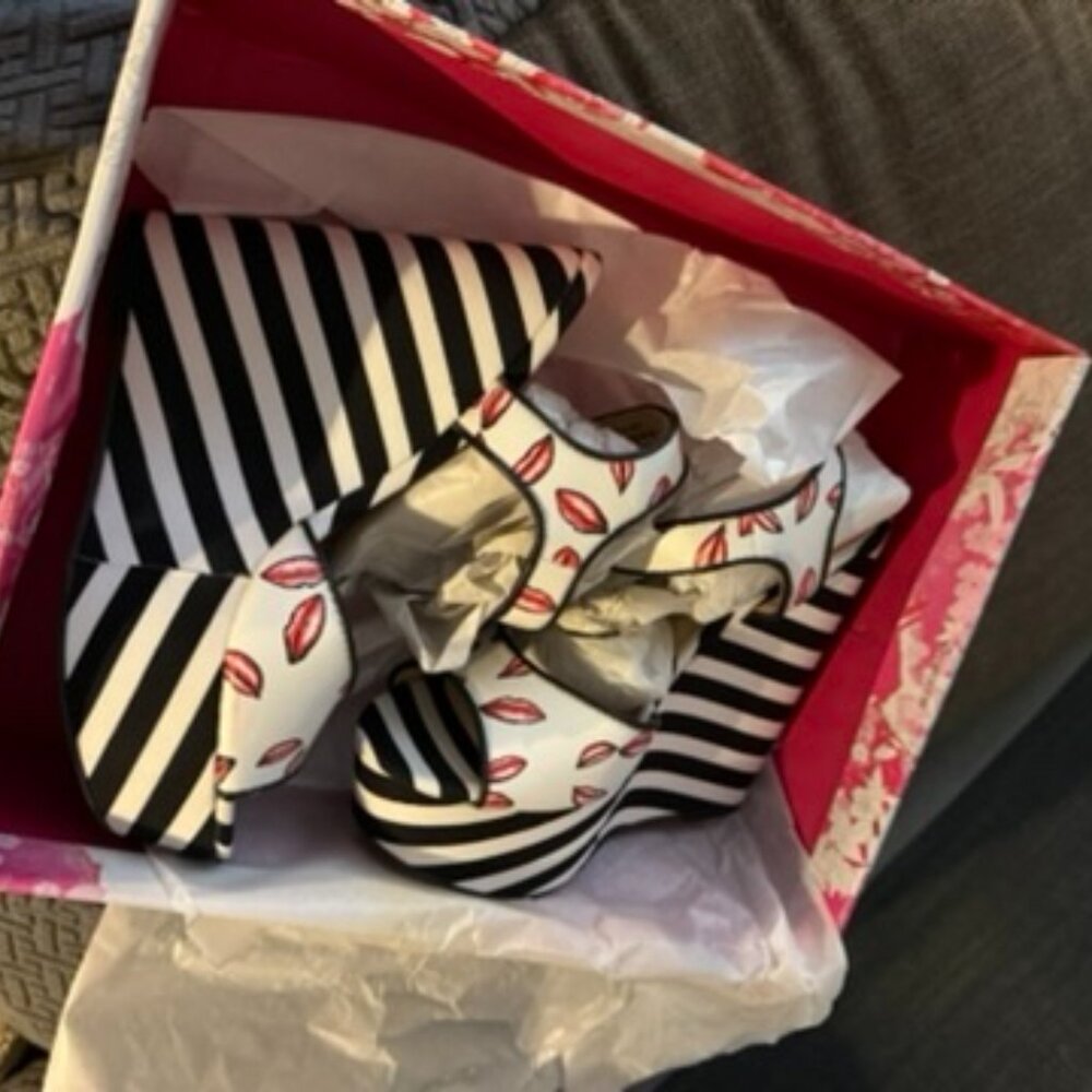NIB Chinese Laundry black, white and red cherry and striped platforms. Womens 8.